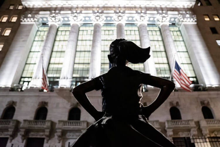 La Niña Sin Miedo o Fearless Girl frente a la Bolsa de Nueva York