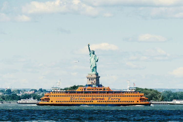 ferry staten island que va al outlet de Staten Island pasando delante de la estatua de la libertad