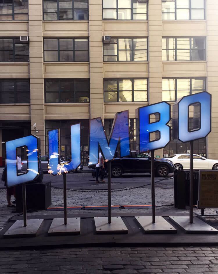 DUMBO es un barrio del distrito de Nueva York de Brooklyn