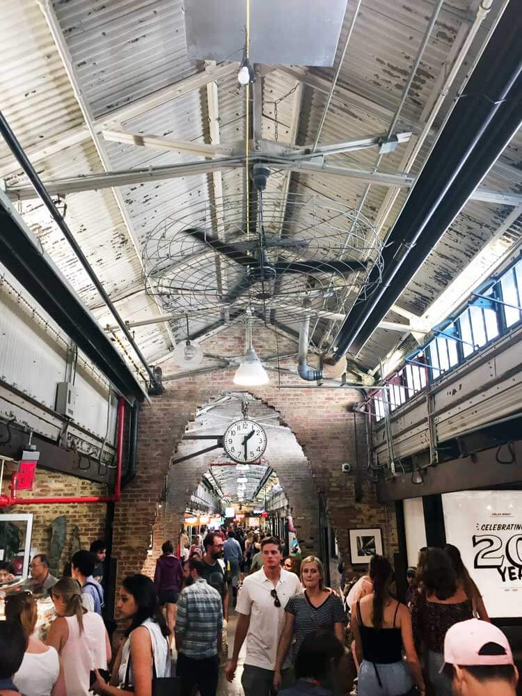 Chelsea Market interior lleno de gente
