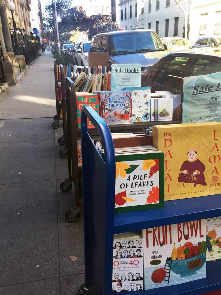 Carritos de libros en la calle de una librería en Nueva York
