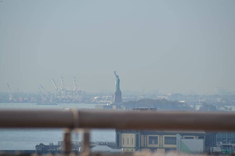 Vistas de la Estatua de la Libertad desde el Puente de Brooklyn