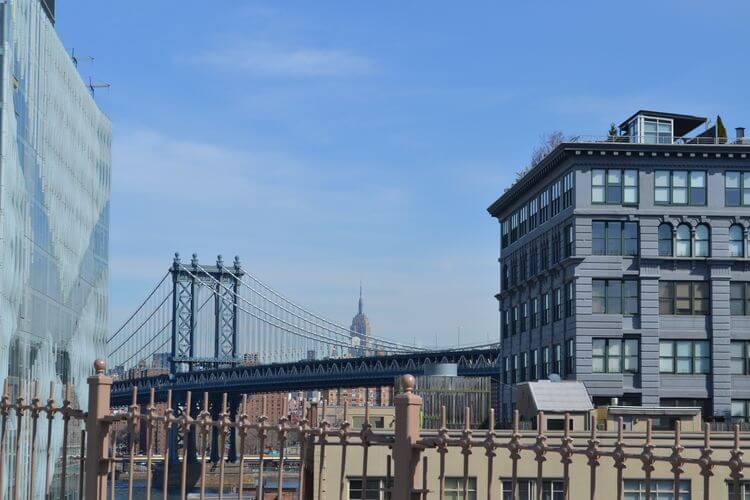 Vistas desde el inicio del Puente de Brooklyn (lado de Brooklyn)