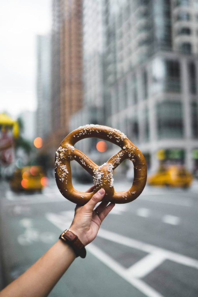el pretzel es una comida típica de las calles de Nueva York