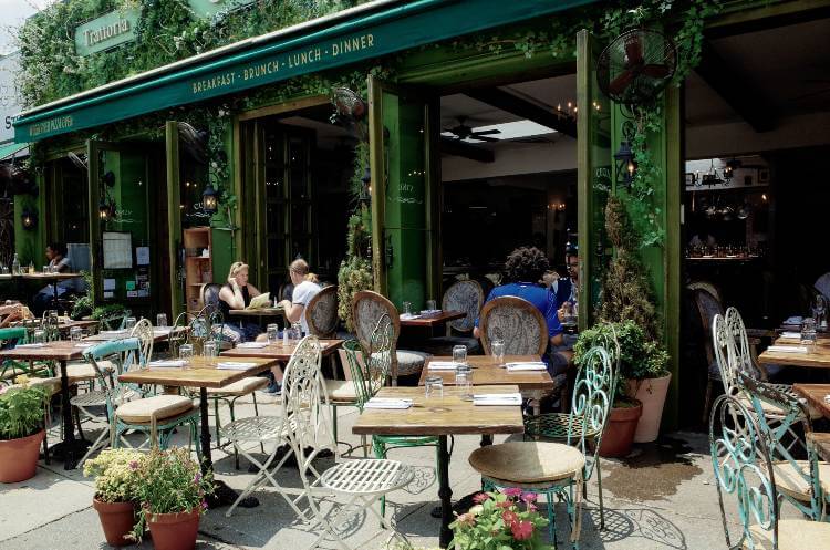Junio en Nueva York: porticones abiertos en los restaurantes