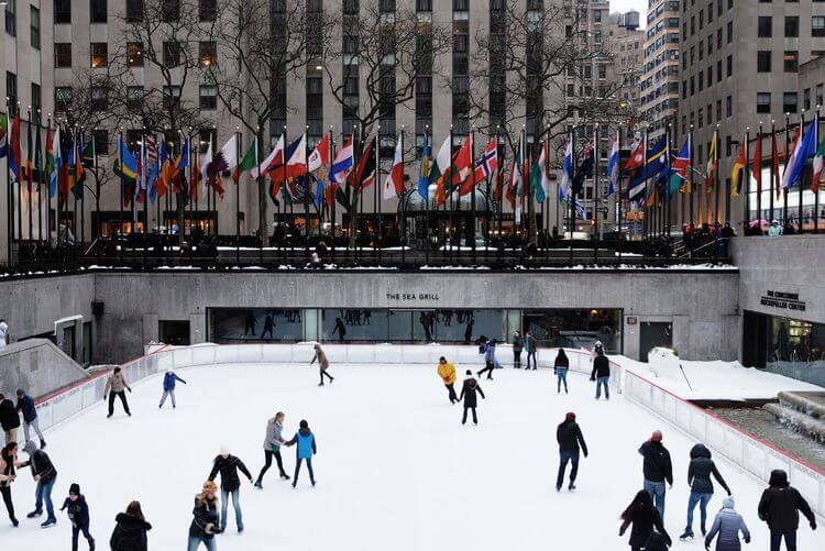 patinar sobre hielo en Nueva York en el Rockefeller Center