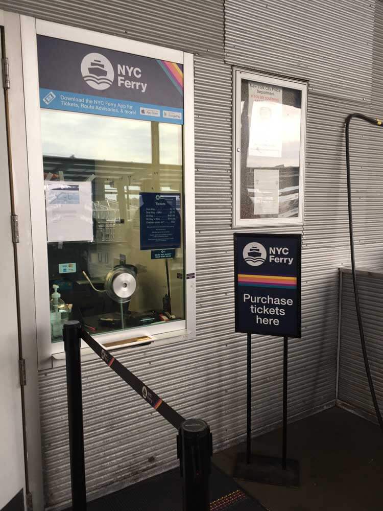 ventanilla para comprar los billetes de ferry de NYC Ferry
