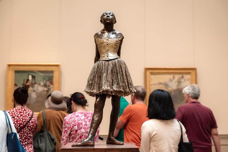 La pequeña bailarina de Degas. La obra de bronce no la hizo él.