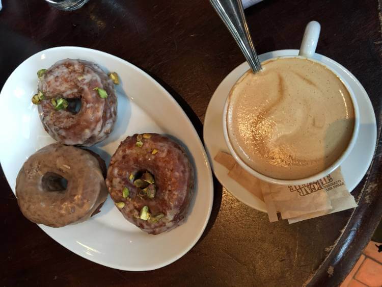 Comida típica de Nueva York: doughnut y café