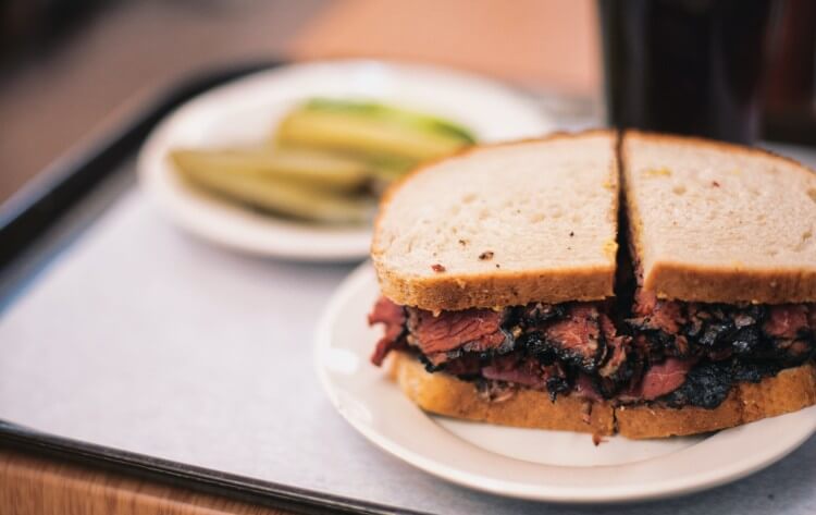 Comida típica de Nueva York: sandwich de pastrami