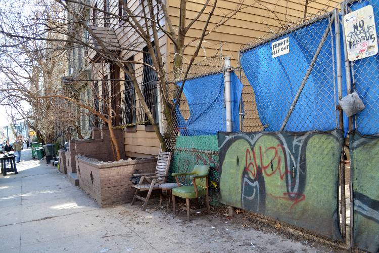 Tendencias en Nueva York: sillas encadenadas en una calle de Williamsburg