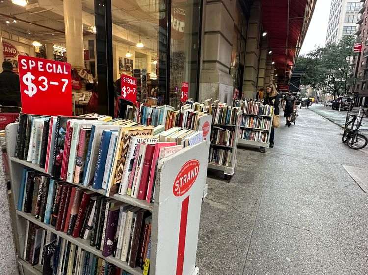 Carritos de libros librería Strand