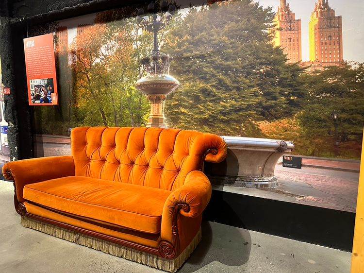 el sofa de Friends en RiseNY