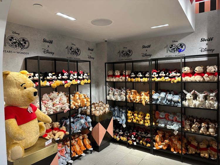 Sección muñecos Disney FAO Schwarz