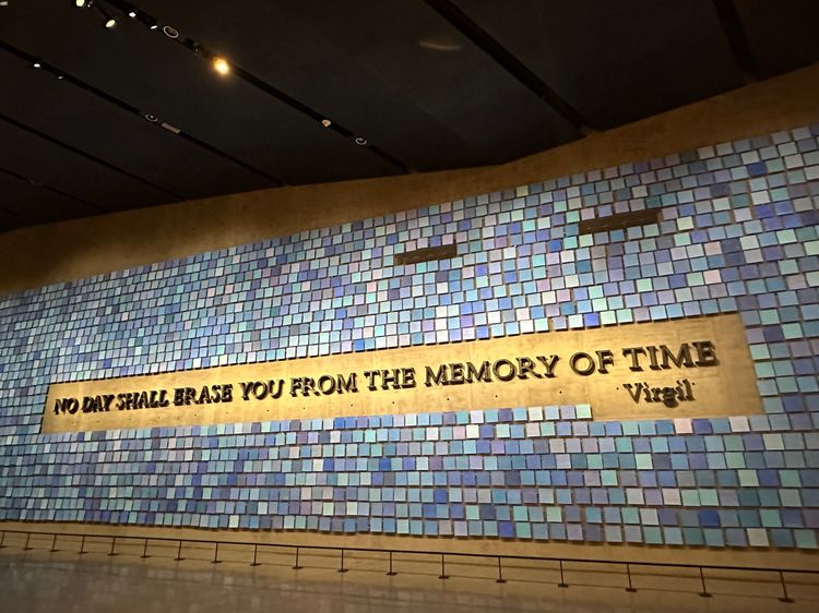 Mural del Museo 11-S con la frase de Virgilio y los azules del 11 de septiembre de 2001